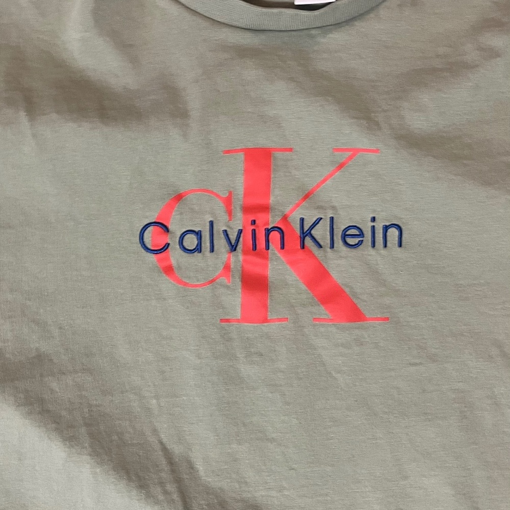 Calvin Klein Jeans Designer t-shirt. Army green. medium